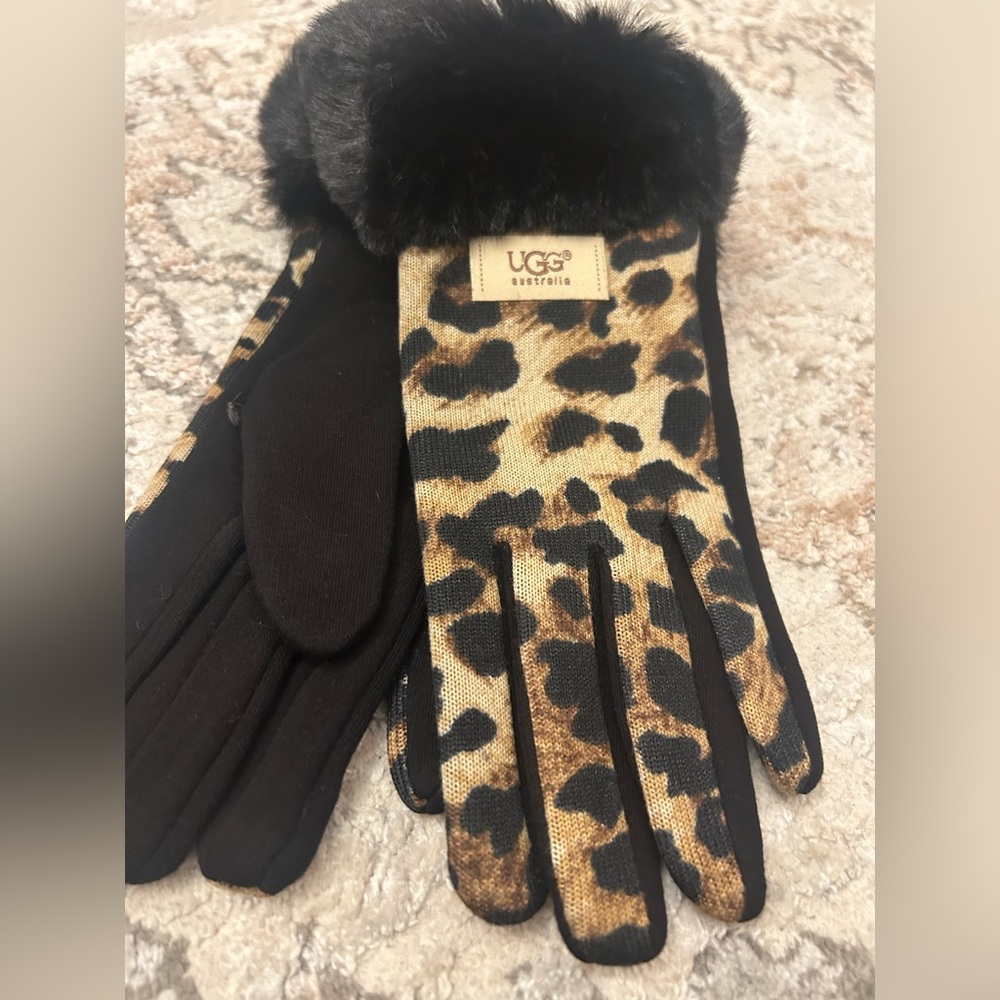 NWT UGG Gloves velvety soft and stretchy touchscreen accessible